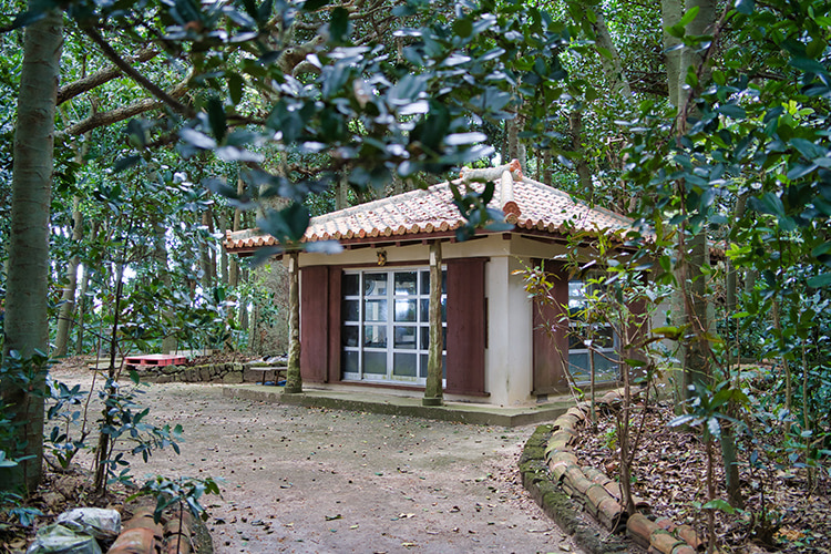 赤瓦屋根のほこら