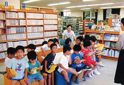 図書館を利用する小学生